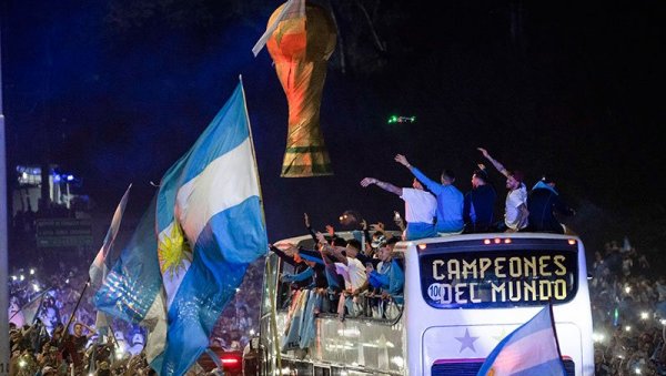 jezive-smrti:-tragedije-tokom-doceka-fudbalske-reprezentacije-argentine-posle-osvajanja-svetskog-prvenstva-u-fudbalu-2022.