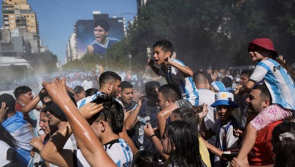 cela-argentina-gledala-jednog-navijaca:-cetiri-miliona-ljudi-na-ulicama,-ali-on-je-priredio-“napetiju-scenu-od-finala-svetskog-prvenstva”