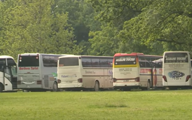 autobusi-pristizu-u-beograd-zbog-danasnjeg-mitinga,-angazovani-i-prevoznici-s-kosova