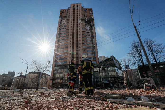 troje-mrtvo,-25-ranjeno-u-udaru-rakete-na-stambenu-zgradu-u-sredistu-ukrajine,-udari-i-na-kijev