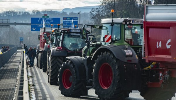 obruc-protesta-se-steze-oko-pariza:-poljoprivrednici-napravili-haos-u-fracuskoj,-traktori-na-ulicama,-saobracaj-u-kolapsu-(video)