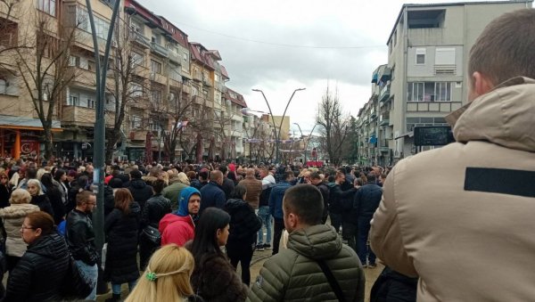 okupljaju-se-gradjani-u-kosovskoj-mitrovici:-pocinje-protest-zbog-obespravljenog-srpskog-naroda