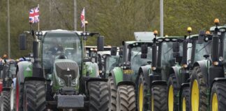 poljoprivrednicima-prekipelo:-na-stotine-traktora-ispred-zgrade-parlamenta-(foto)