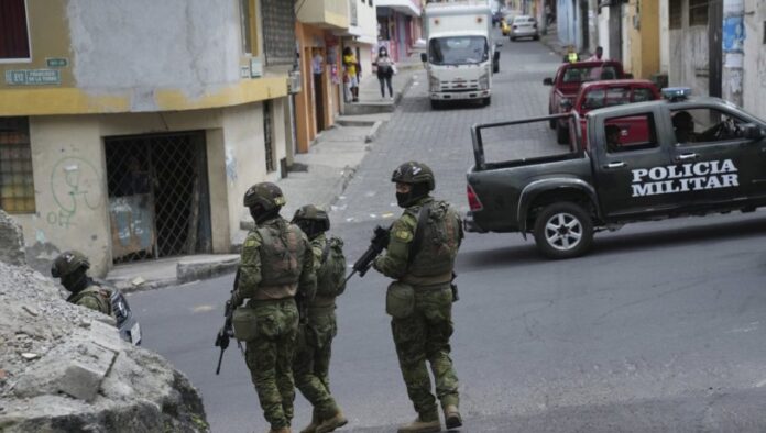 uleteli-i-poceli-da-pucaju-na-prolaznike:-naoruzani-muskarci-u-ekvadorskom-gradu-gvajakilu-ubili-devet,-ranili-10-osoba