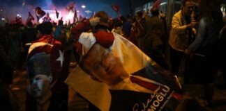 tragedija-u-turskoj:-srusio-se-balkon-na-proslavi,-clan-opozicije-umro-u-bolnici-(video)