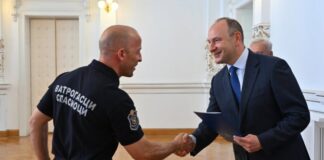 ostvarili-izuzetne-rezultate:-gradonacelnik-novog-sada-milan-djuric-urucio-nagrade-najboljim-policajcima-i-vatrogascima-(foto)