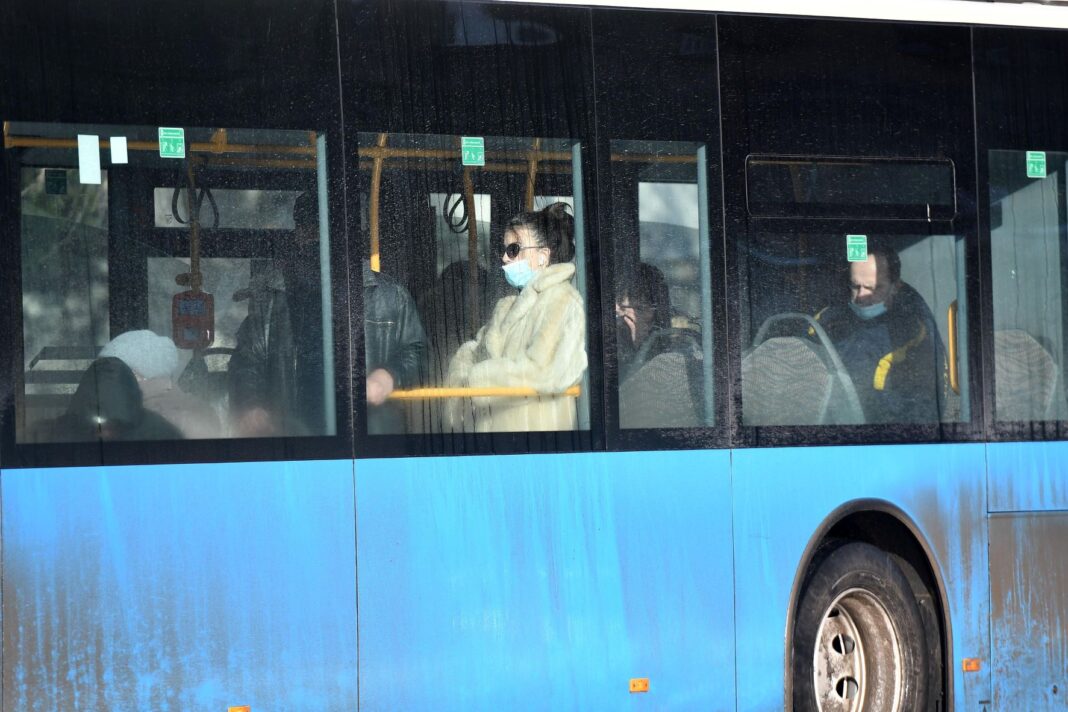 tesko-povredjena-devojcica-kad-je-autobus-naglo-zakocio-–-nedeljnik