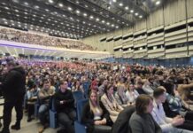 lazni-studenti-pokusali-da-naprave-incident-na-tribini-u-sava-centru:-isplivala-prepiska-koja-sve-dokazuje-(foto)