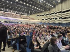 lazni-studenti-pokusali-da-naprave-incident-na-tribini-u-sava-centru:-isplivala-prepiska-koja-sve-dokazuje-(foto)