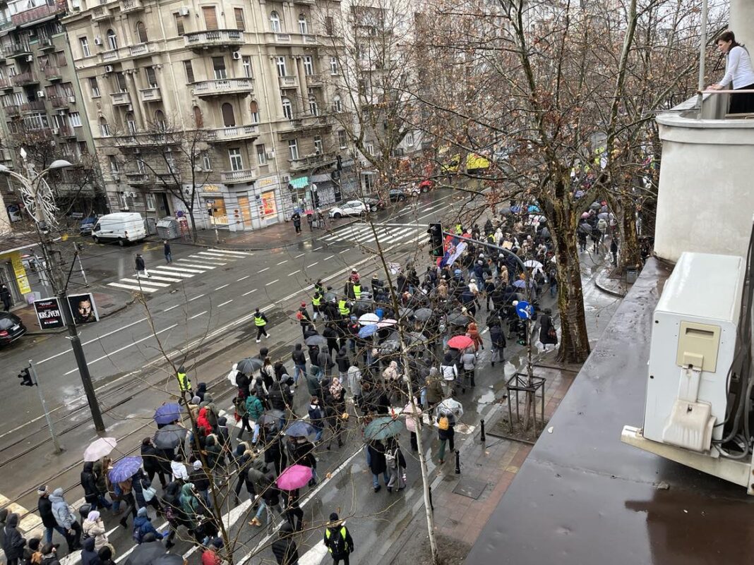 studenti-i-danas-odali-pocast-stradalima-u-novom-sadu,-u-13h-pocinje-blokada-mostarske-petlje-–-nedeljnik