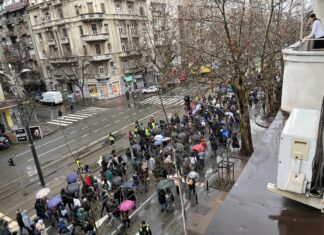 studenti-i-danas-odali-pocast-stradalima-u-novom-sadu,-u-13h-pocinje-blokada-mostarske-petlje-–-nedeljnik