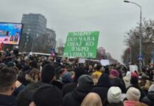 okupljeni-kod-opstine-novi-beograd-krenuli-u-protestnu-setnju-do-usca-–-nedeljnik