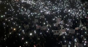 zavrsen-protest-ispred-rts-a,-gradjani-se-polako-razilaze-–-nedeljnik