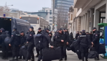 (video)-opsadno-stanje-u-novom-sadu:-opozicioni-odbornici-ne-mogu-u-skupstinu;-policija-odgurala-sve-sa-ulaza;-gradjani-ih-gadjali-jajima-–-nedeljnik