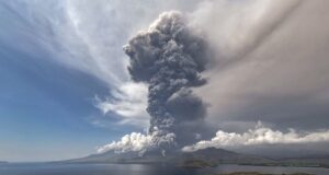 vulkan-u-indoneziji-izbacio-pepeo-osam-kilometara-uvis:-erupcija-trajala-11-minuta-–-nedeljnik