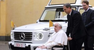 papa-prvi-put-u-javnosti-nakon-hospitalizacije-–-nedeljnik