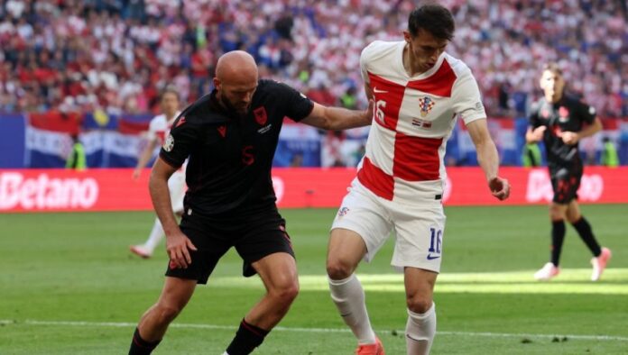 „rame-uz-rame-sa-levandovskim-i-mbapeom“:-francuzi-odusevljeni-ovim-hrvatskim-fudbalerom