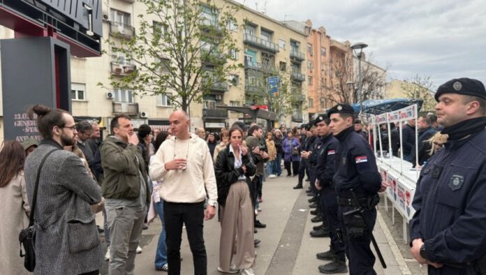 ludilo-na-vracaru:-pristalice-opozicije-provociraju-clanove-sns-i-zele-incident-(video)