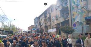 „korupcija-ubija“-na-na-srpskom,-makedonskom-i-grckom:-protest-u-obrenovcu-–-nedeljnik