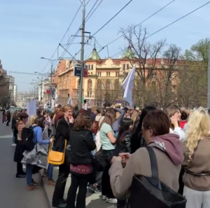 „ministartvo-mobinga-i-osvete“:-roditelji-odrzali-protest-u-nemanjinoj-–-nedeljnik