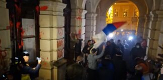 nasiljem-ruse-srbiju!-35-snimaka-terora-opozicije-–-tuku,-kamenuju,-pozivaju-na-linc-(video)