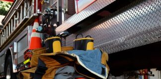 (foto)-pevac-otkopcao-pantalone-i-pokazao-cime-raspolaze:-sve-na-izvolte