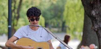 devojka-iz-publike-uletela-na-scenu-„evrovizije“:-obezbedjenje-je-momentalno-izbacilo
