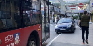 okretnica-blokirana-–-kolima:-cekanje-autobusa-u-ustanickoj-zbog-bahatih-vozaca-pravi-je-izazov