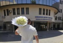 u-jednoj-ruci-tek-rodjeni-sin-u-drugom-cvijece-za-zenu:-david-dragojevic-dosao-po-nasljednika!