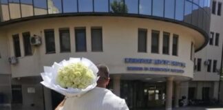 u-jednoj-ruci-tek-rodjeni-sin-u-drugom-cvijece-za-zenu:-david-dragojevic-dosao-po-nasljednika!