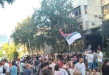 studenti-ispred-policijske-stanice-novi-beograd-zahtevaju-oslobadjanje-osumnjicenih-za-napad-na-milosa-pavlovica-–-nedeljnik