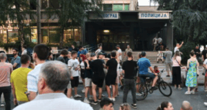 protest-ispred-policijske-stanice-u-29.-novembra:-studenti-i-gradjani-traze-oslobadjanje-uhapsenih-–-nedeljnik