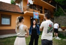 pjevacica-pomogla-da-se-siromasnoj-obitelji-napravi-kuca-pa-ih-iznenadila-svojim-dolaskom!