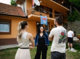 pjevacica-pomogla-da-se-siromasnoj-obitelji-napravi-kuca-pa-ih-iznenadila-svojim-dolaskom!