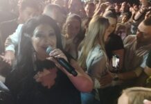 tradicionalno-druzenje-sa-publikom:-dragana-mirkovic-prosetala-medju-publikom-u-pirotu-i-ispunjavala-muzicke-zelje-(foto)