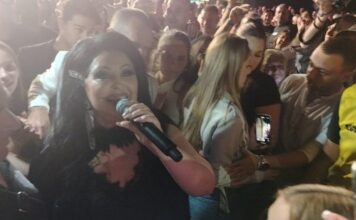 tradicionalno-druzenje-sa-publikom:-dragana-mirkovic-prosetala-medju-publikom-u-pirotu-i-ispunjavala-muzicke-zelje-(foto)