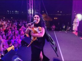 sa-omiljenenim-tigricem-na-sceni:-dragana-mirkovic-zapevala-svoj-hit,-a-i-on-joj-je-pravio-drustvo-(foto)