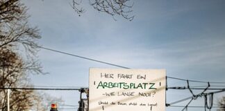 protest-ispred-jovine-gimnazije:-nije-normalno-da-decu-nazivaju-nacistima
