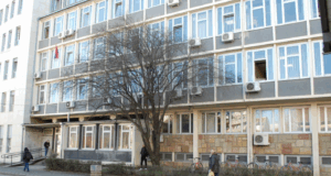 sindikat-pio-fonda:-zaposleni-u-novom-sadu-izlozeni-pritiscima-zbog-odavanja-poste-stradalima-–-nedeljnik