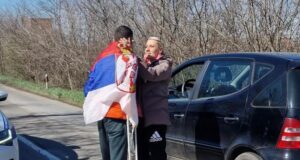 mup-tvrdi-da-su-mladica-koji-je-na-stakama-pesacio-sa-studentima-pretukli-poznanici:-„nikada-ih-nisam-video“,-kaze-on-–-nedeljnik