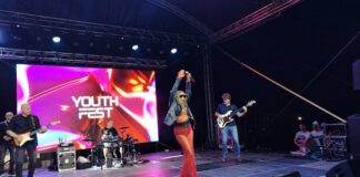 posle-12-godina-na-jug-srbije:-ana-nikolic-u-izazovnom-stajlingu-sa-nislijama-pevala-uglas-(foto)