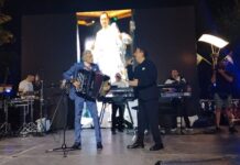 kume-moj,-ne-damo-te:-mirko-kodic-razgalio-loznicane-muziciranjem-na-harmonici-(foto)