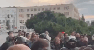 novi-sad:-policija-udarala-stitovima-gradjane-i-studente,-uveli-odbornike-vlasti-u-zgradu-skupstine-–-nedeljnik