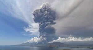 erupcija-vulkana-u-indoneziji:-iz-grotla-se-uzdizao-stub-pepela-visok-10-kilometara,-otkazani-avionski-letovi-sa-balija-–-nedeljnik