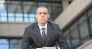 advokat-ninic-o-ukidanju-pritvora-osumnjicenima-u-istrazi-pada-nadstresnice-u-novom-sadu:-nema-iznenadjenja,-bez-optuznice-nema-pritvora-–-nedeljnik