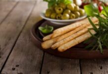 recept-za-hrskave-grisina-sa-maslinama-i-ruzmarinom-–-nedeljnik