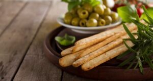 recept-za-hrskave-grisina-sa-maslinama-i-ruzmarinom-–-nedeljnik