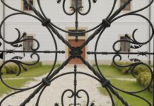(foto)-k’o-od-majke-rodjena-–-eksplicitne-fotografije-pevacice-kruze-internetom