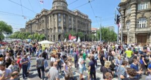 „nisu-studenti-teroristi“:-pobunjeni-univerzitet-poziva-na-protest-zbog-hapsenja-studenta-stefana-tomica-–-nedeljnik