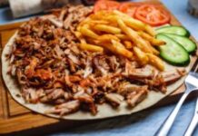 grcki-giros-kod-kuce:-napravite-cuveni-specijalitet-i-kada-niste-na-moru-–-nedeljnik
